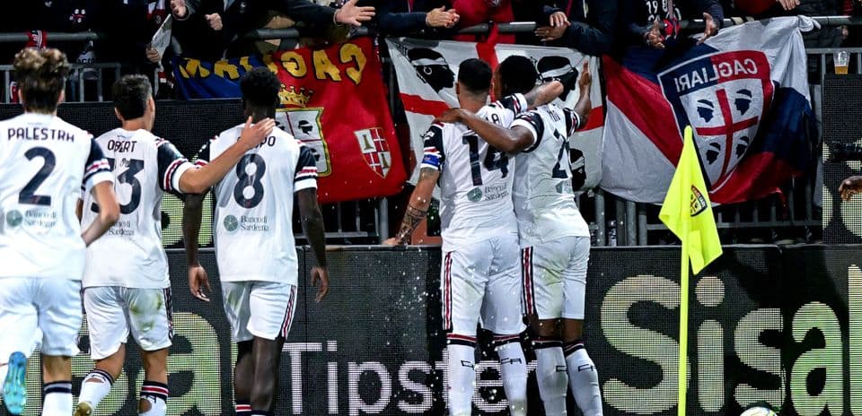Jugadores de Cagliari celebrando un gol