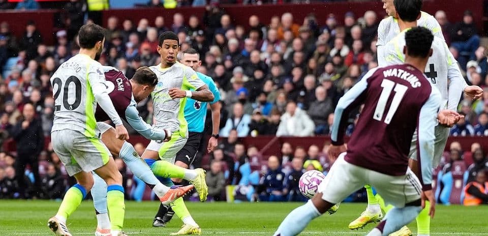 Acción del partido Manchester City contra Aston Villa