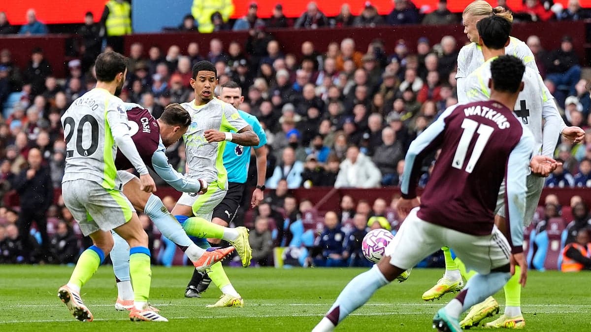 Acción del partido Manchester City contra Aston Villa