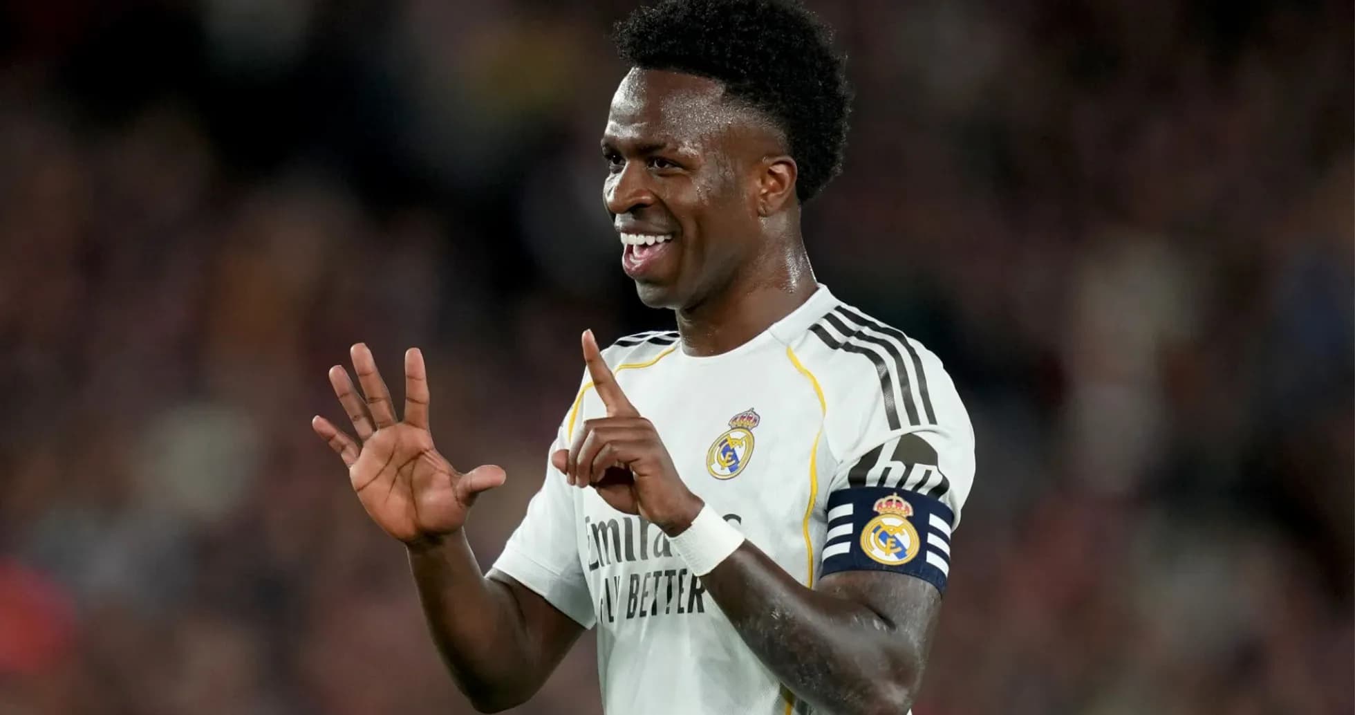 Jugador de Real Madrid celebrando con gesto de triunfo