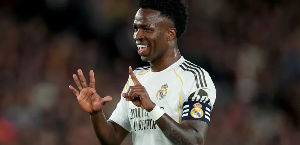 Jugador de Real Madrid celebrando con gesto de triunfo