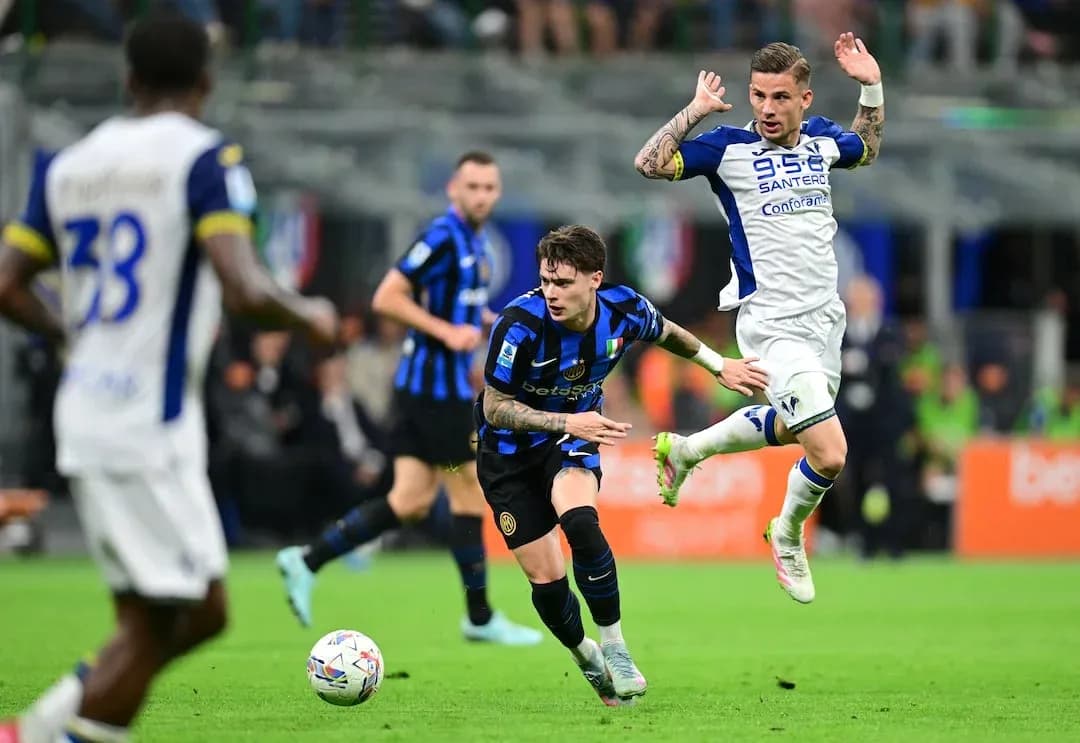 Jugador de Inter esquivando a rival de Hellas Verona