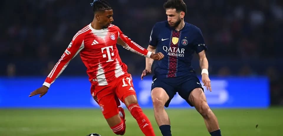 Jugador de Bayern München contra jugador de PSG