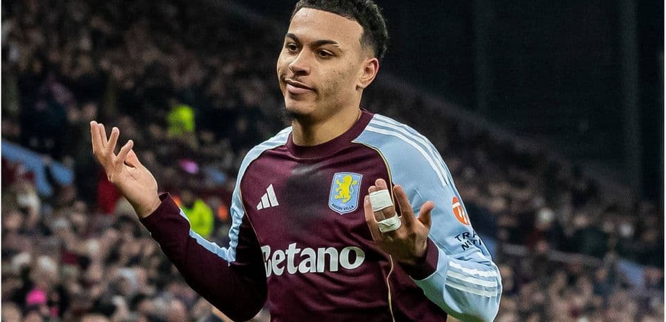 Jugador de Aston Villa con gesto de confusión en el campo