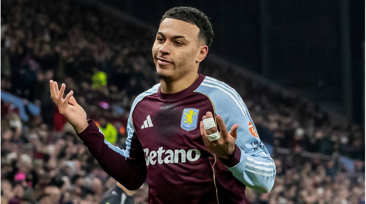 Jugador de Aston Villa con gesto de confusión en el campo