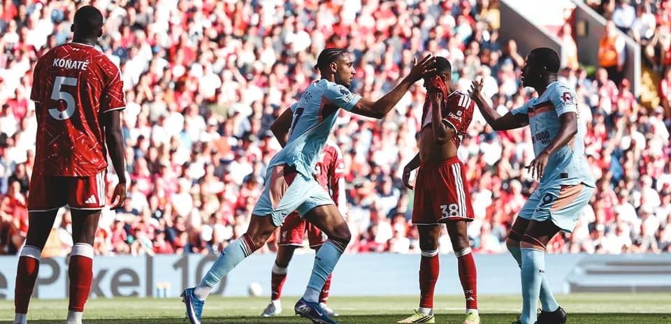 Jugadores de Liverpool y Brentford durante el partido