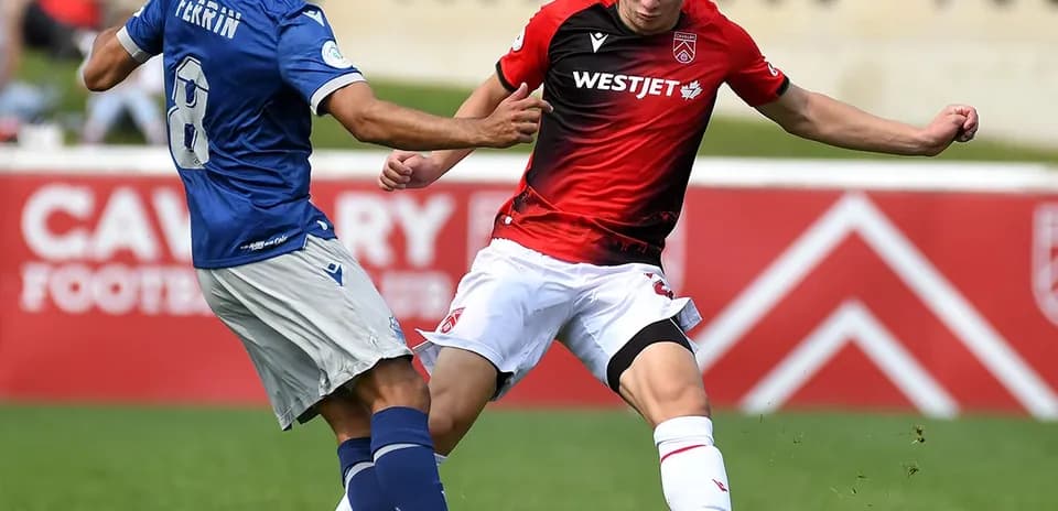 Jugadores de Cavalry FC y HFX Wanderers FC en acción