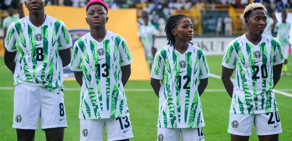 Cuatro jugadoras de Nigeria alineadas antes del partido