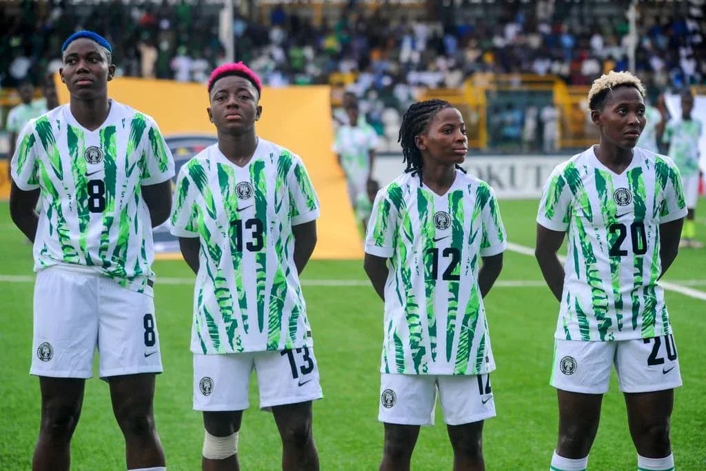 Cuatro jugadoras de Nigeria alineadas antes del partido