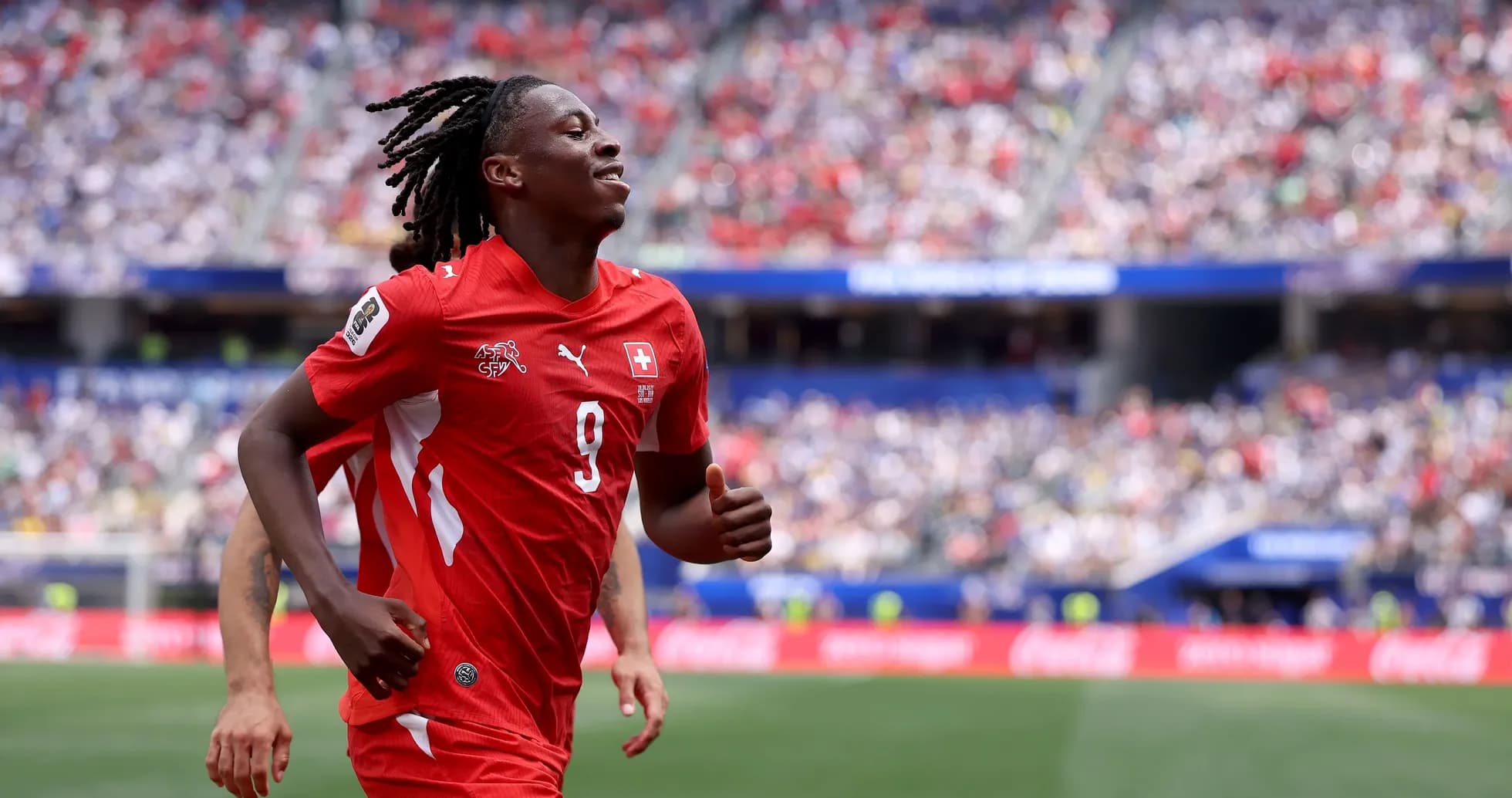Jugador de Suiza corriendo en el campo de fútbol