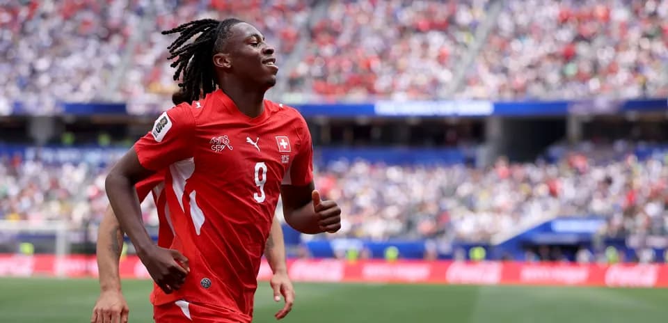 Jugador de Suiza corriendo en el campo de fútbol