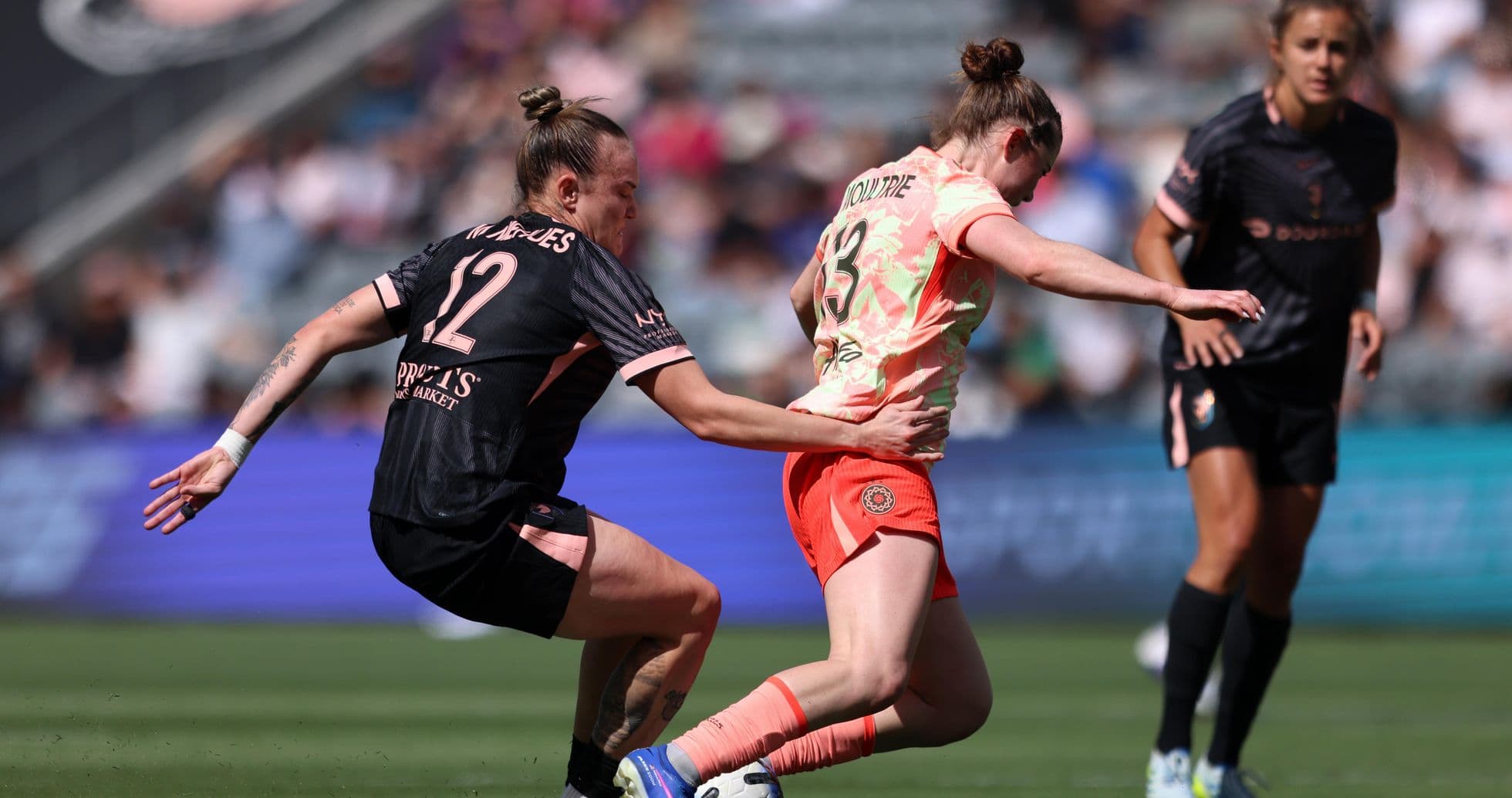 Jugadora del Portland Thorns siendo marcada