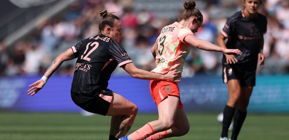 Jugadora del Portland Thorns siendo marcada