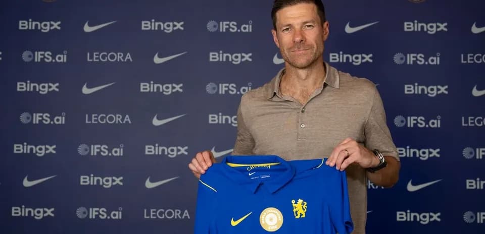 Nuevo entrenador de Chelsea sosteniendo camiseta del club