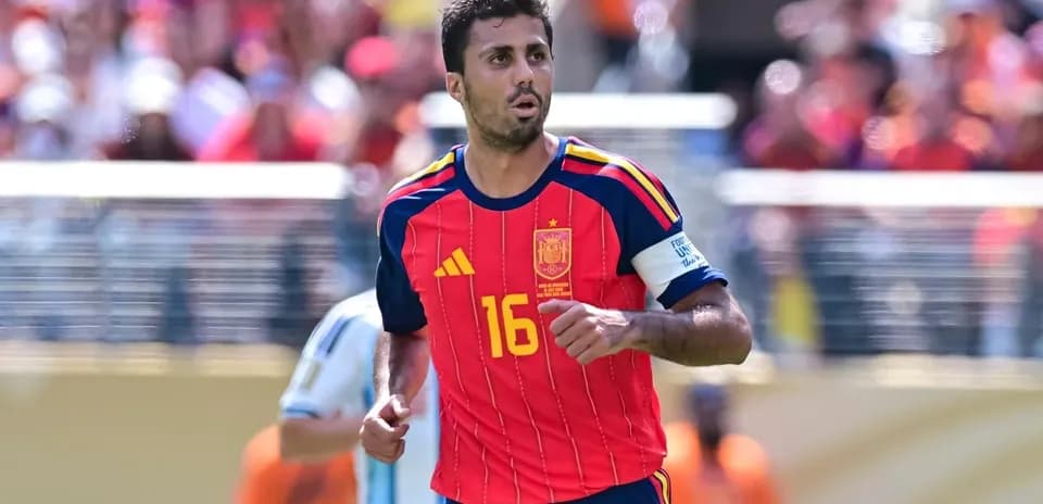 Jugador español corriendo durante un partido de fútbol
