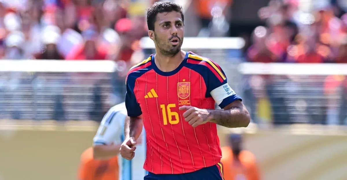 Jugador español corriendo durante un partido de fútbol