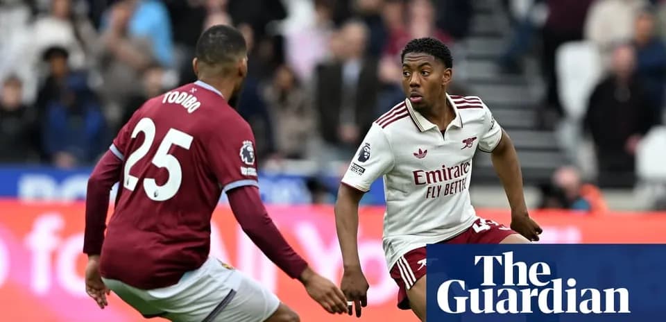Jugadores de Arsenal y Aston Villa compiten por el balón
