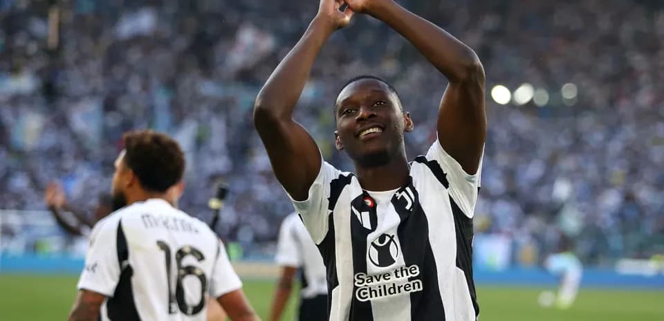 Jugador celebrando con compañeros tras el partido