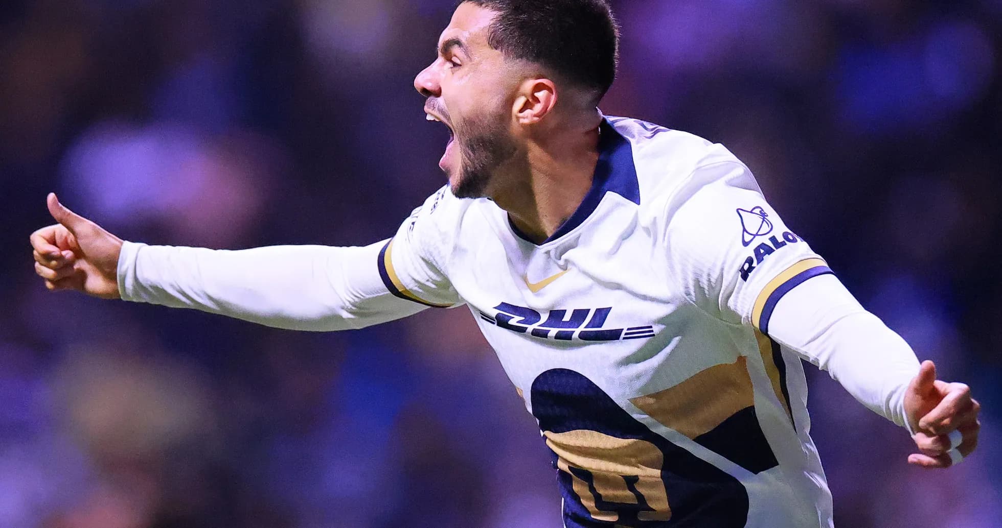 Jugador de Pumas celebrando un gol