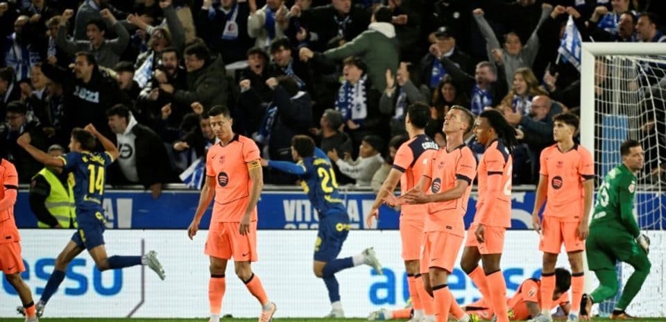 Jugadores de equipo en uniforme rosa tras un gol
