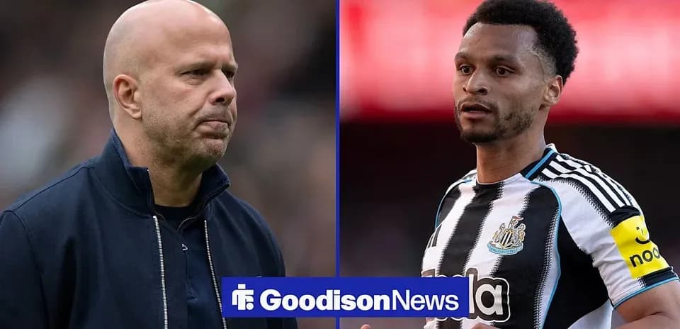 Entrenador y jugador de Newcastle en el campo