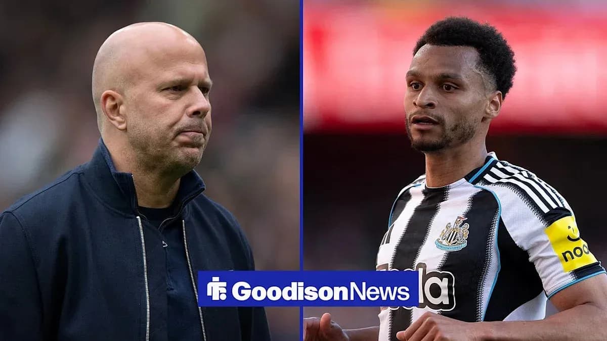 Entrenador y jugador de Newcastle en el campo