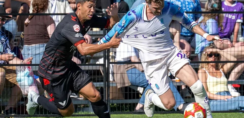 Jugador de Vancouver FC luchando por el balón