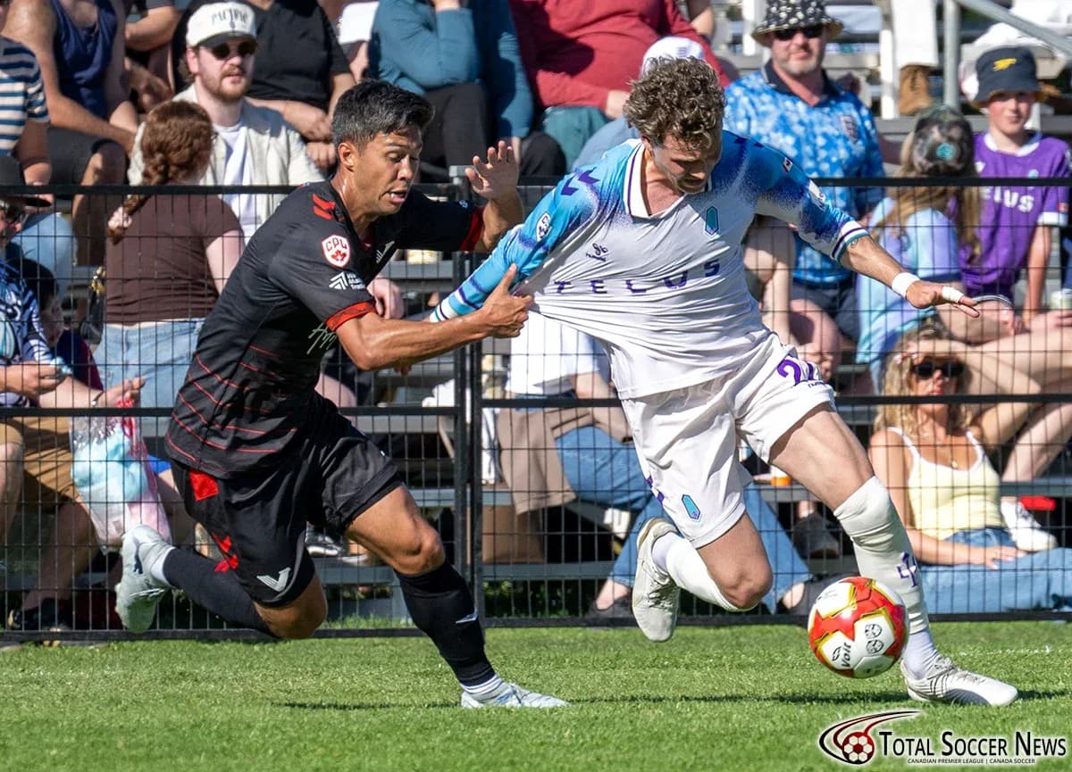 Jugador de Vancouver FC luchando por el balón