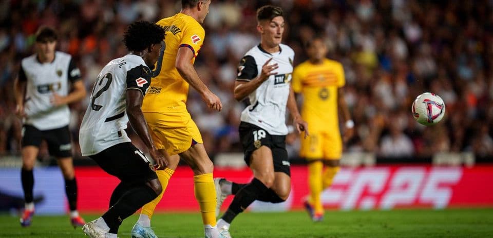 Acción de juego entre Valencia y Barcelona
