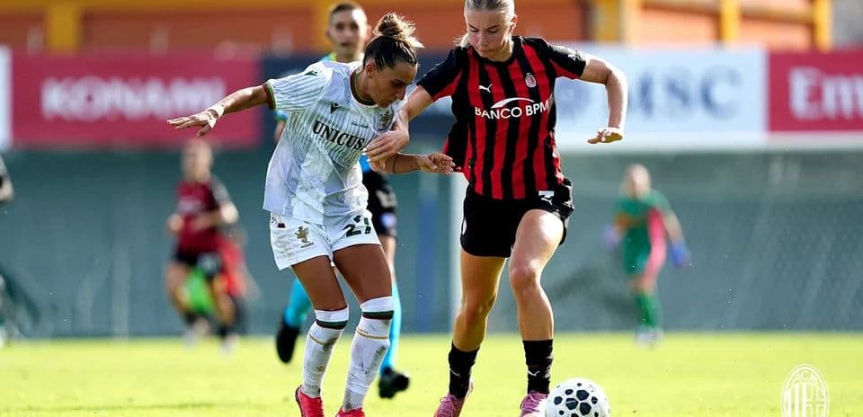 Jugadora de Ternana compitiendo por el balón