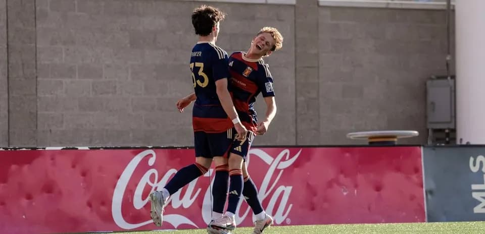 Jugadores celebrando un gol en el partido