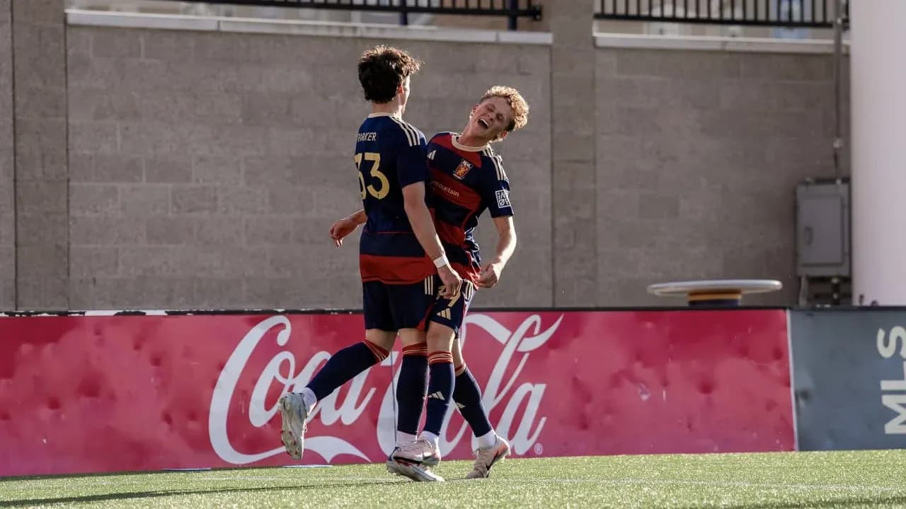 Jugadores celebrando un gol en el partido