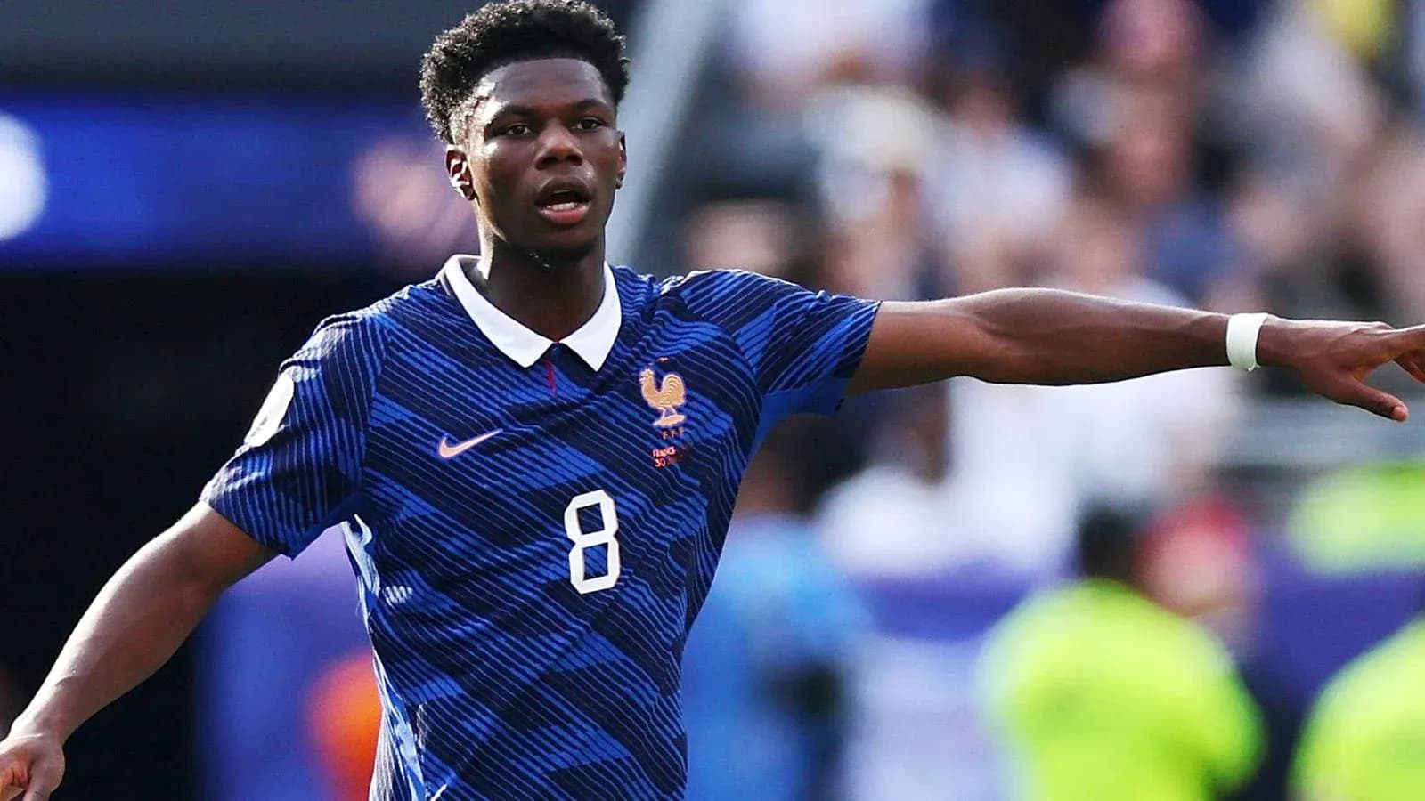 Jugador de Francia señalando durante un partido