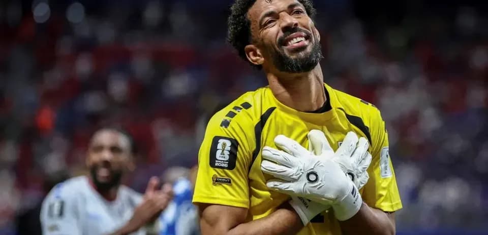 Portero en celebración con guantes en estadio