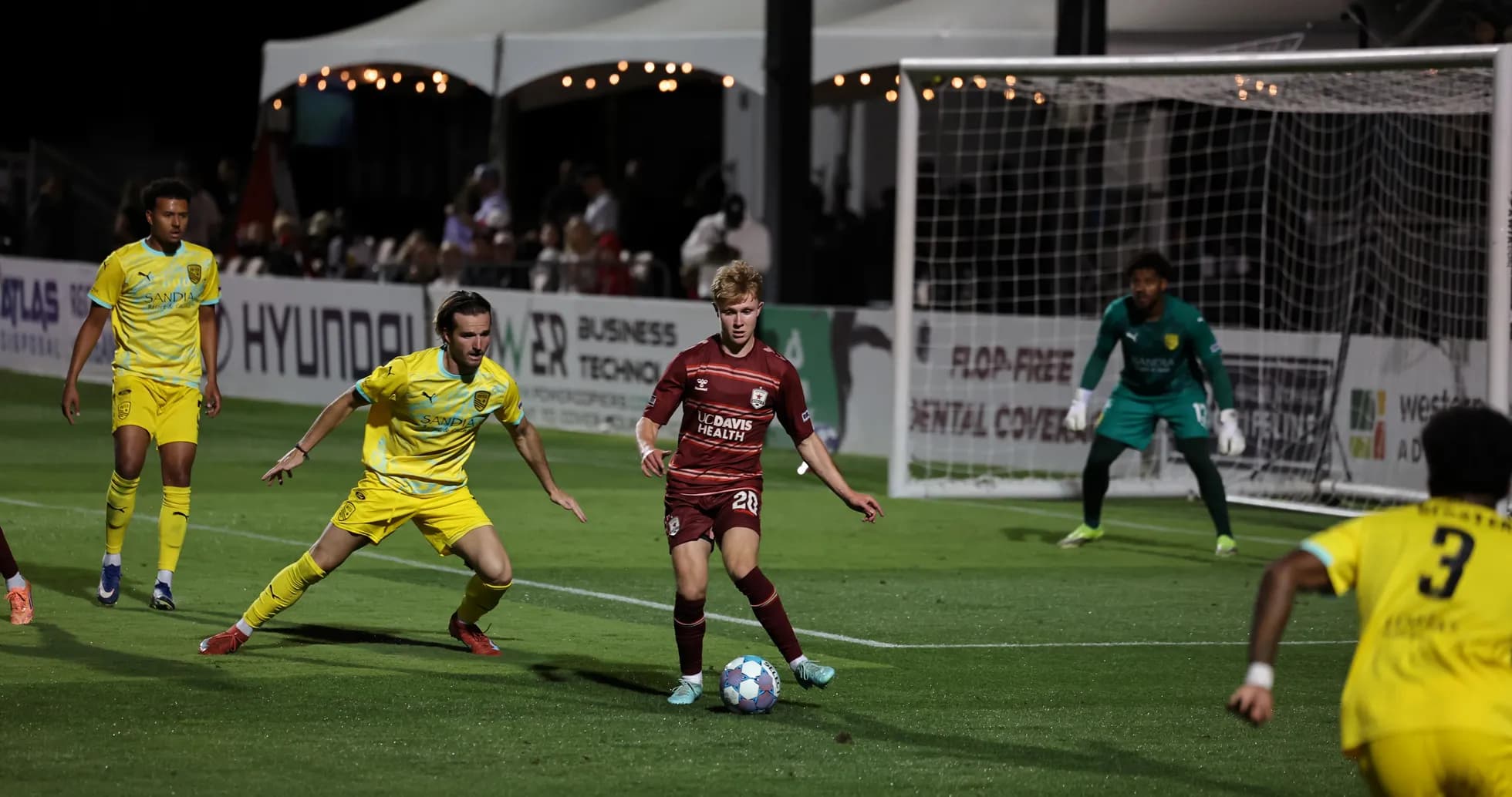 Jugadores compitiendo en partido de fútbol