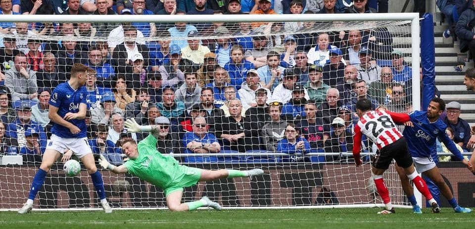 Jugador de Sunderland disparando a la portería