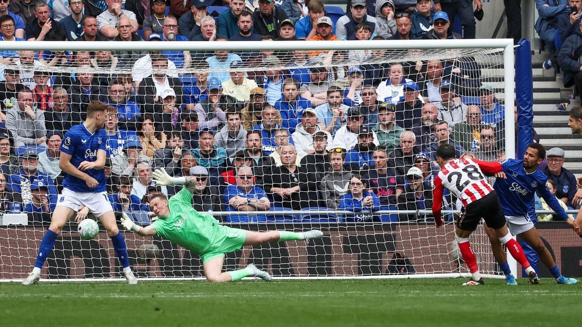 Jugador de Sunderland disparando a la portería