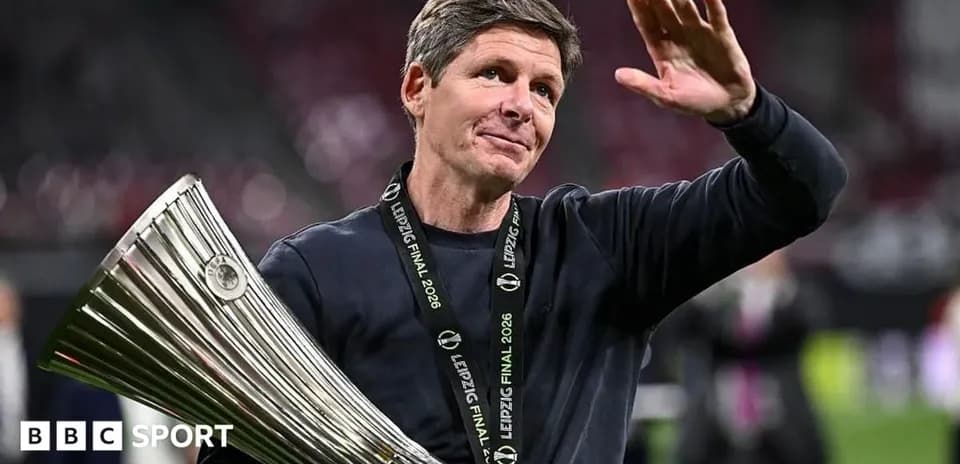 Entrenador levantando trofeo en celebración