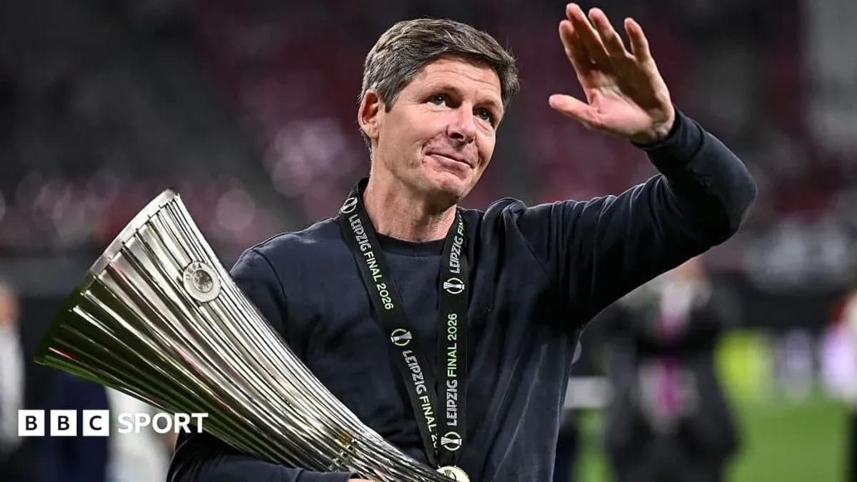 Entrenador levantando trofeo en celebración
