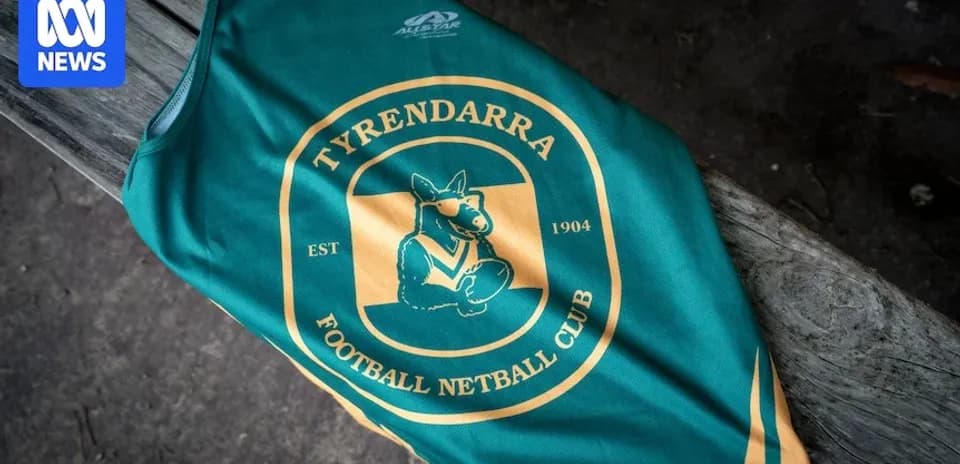 Camisa del Tyrendarra Football Netball Club sobre una mesa