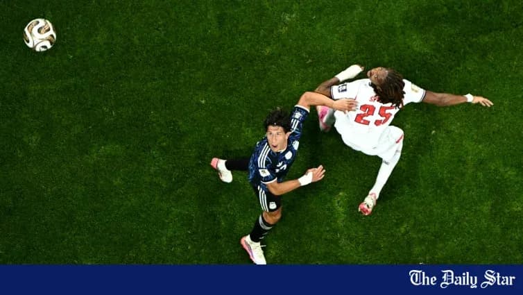 Jugador japonés luchando por el balón en el suelo