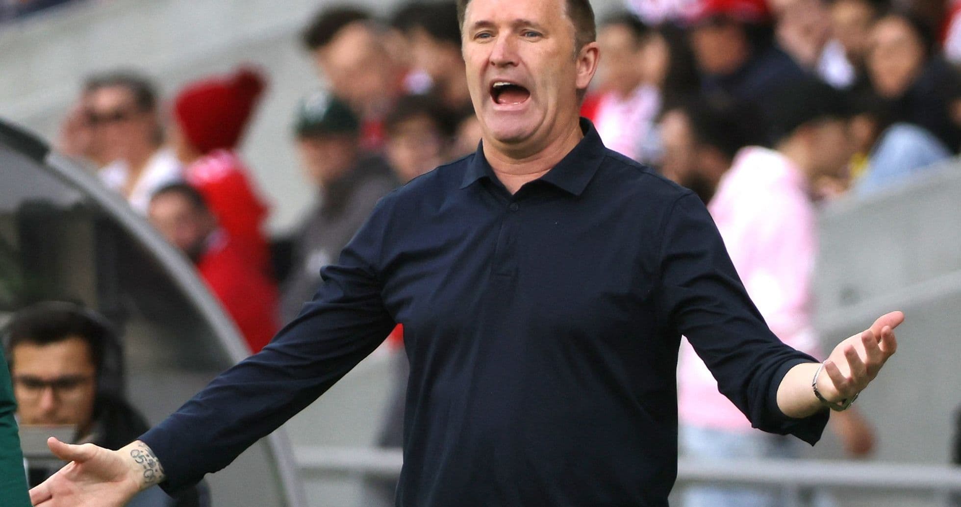 Entrenador dirigiendo a su equipo desde la línea lateral