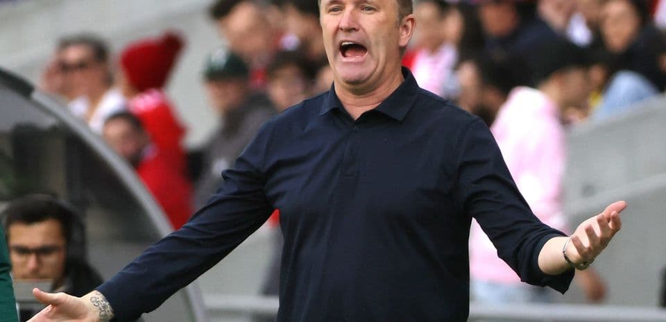 Entrenador dirigiendo a su equipo desde la línea lateral