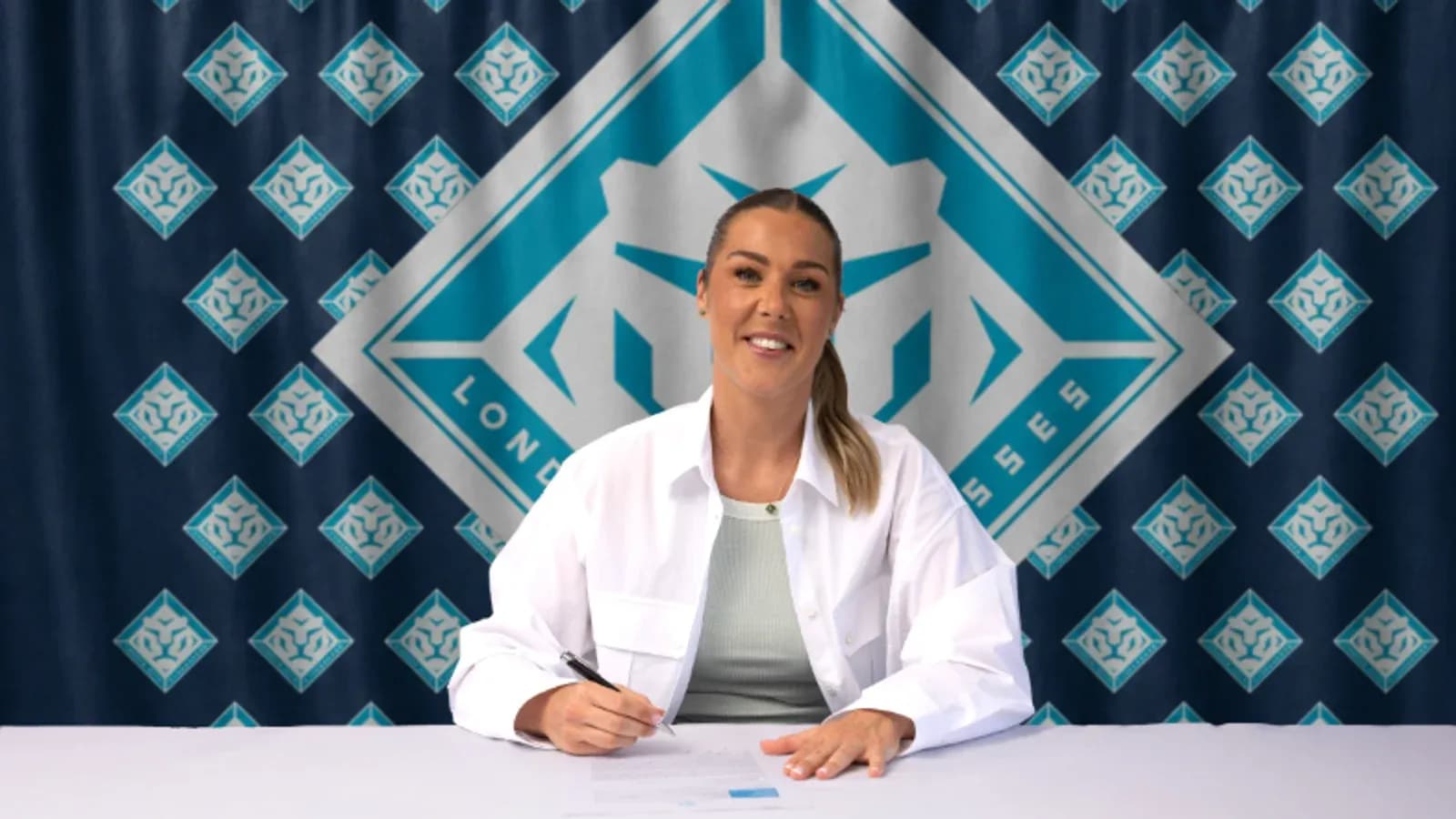 Jugadora firmando contrato en mesa con fondo decorativo