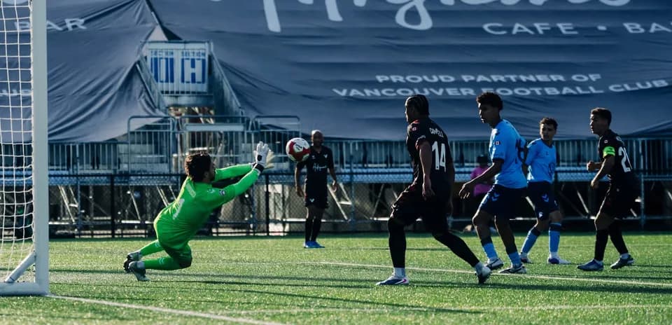 Portero lanzándose para detener un tiro penal