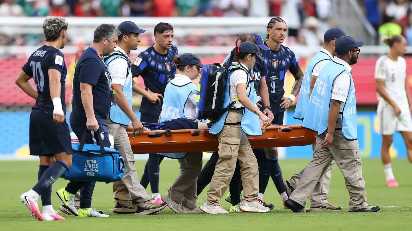 Jugadores y personal médico trasladando a jugador lesionado