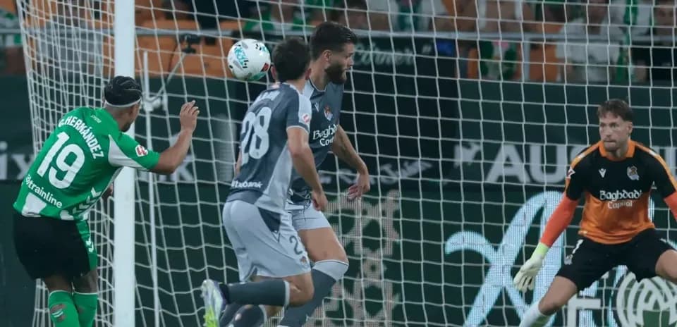Goleador de Real Betis en acción durante el partido