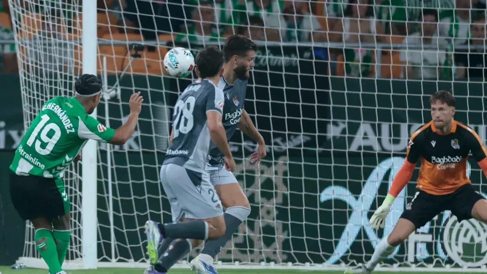 Goleador de Real Betis en acción durante el partido