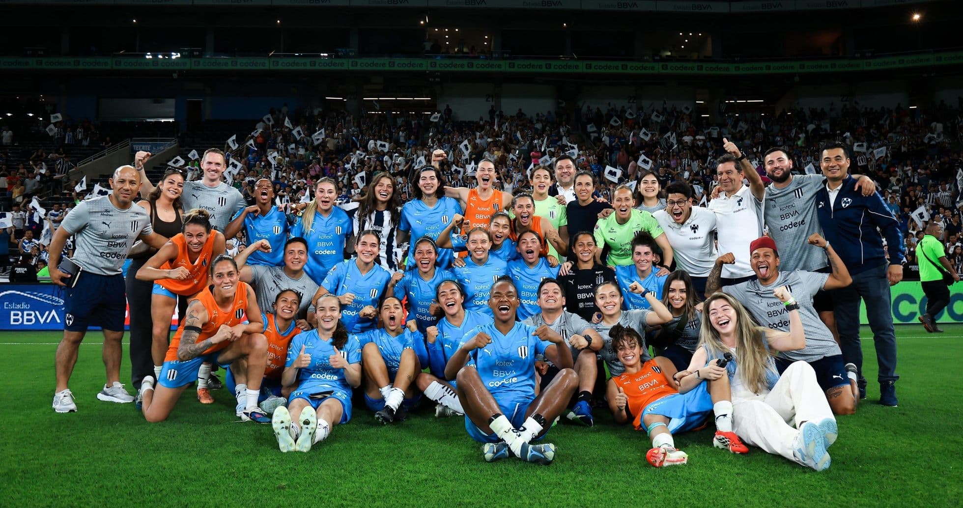 Equipo Monterrey W celebrando en el estadio