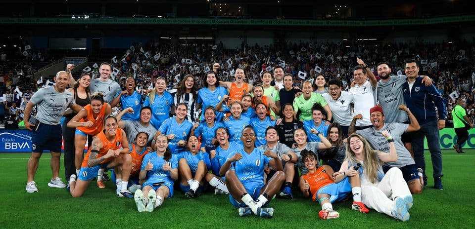 Equipo Monterrey W celebrando en el estadio